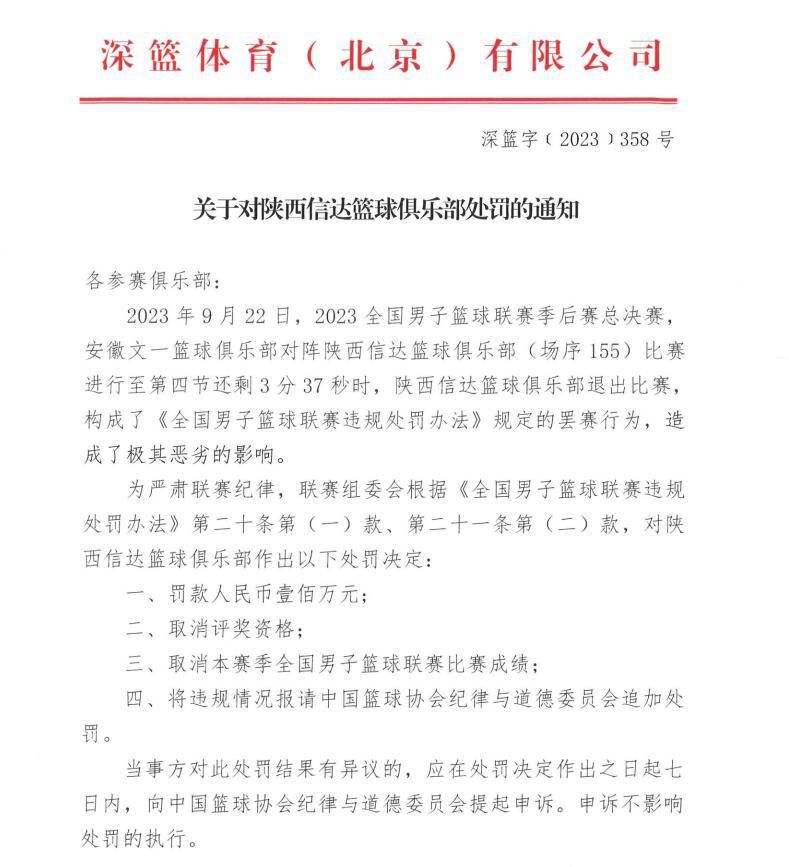 《吃鸡疆场》是一个以创意为动身点的收集片子，影片讲述湛蓝团体研发了一个真人虚拟疆场的游戏 - 吃鸡疆场，火爆全球。Jason, 一发, 智谦, 和江sir这四个在实际中事风马不接的人，机缘偶合纷纭介入到湛蓝团体举行的虚拟游戏吃鸡疆场的测试中，四人组队后化解重重危机，解决游戏bug，终究解救了其他游戏玩家，化解了危机。